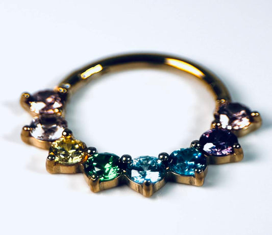 Anillo clicker arcoíris chapado en oro de 14 quilates