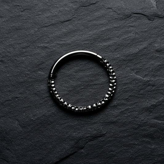 Anillo clicker de titanio acanalado