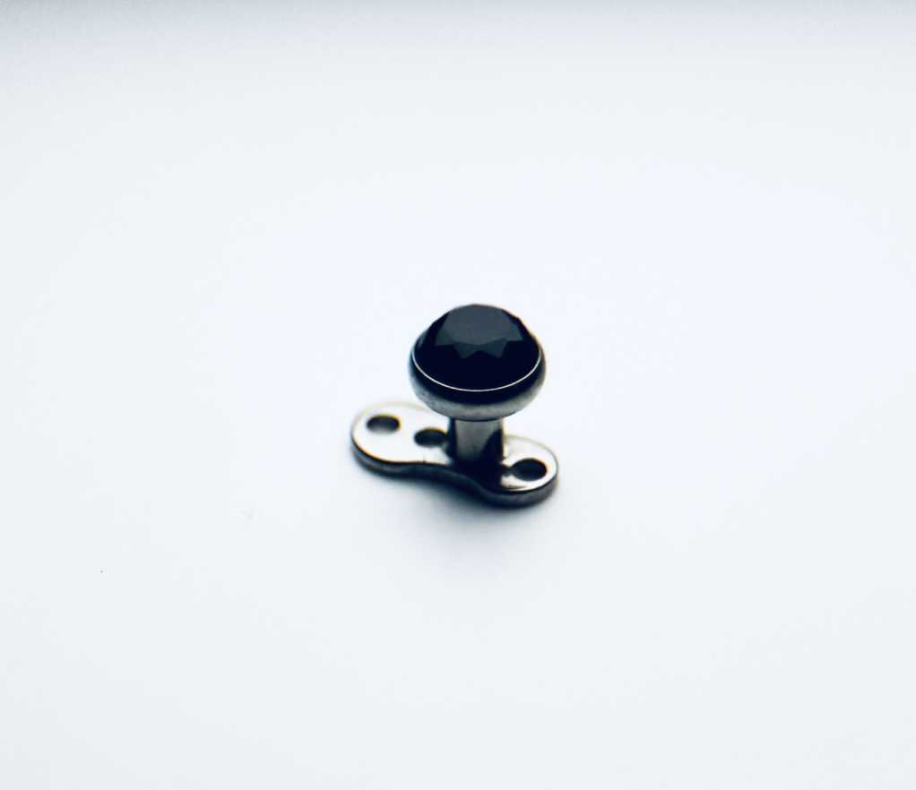 Dessus Dermal Plat en Titane Noir