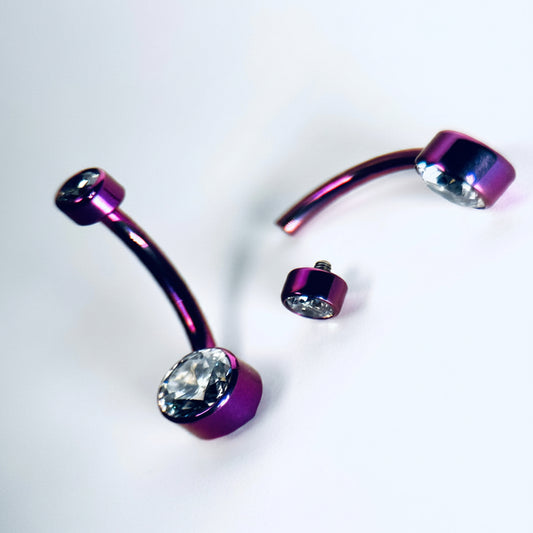 Barra de ombligo de circonita cúbica anodizada rosa