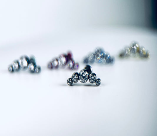 Parte superior sin rosca de circonita cúbica en forma de media luna anodizada