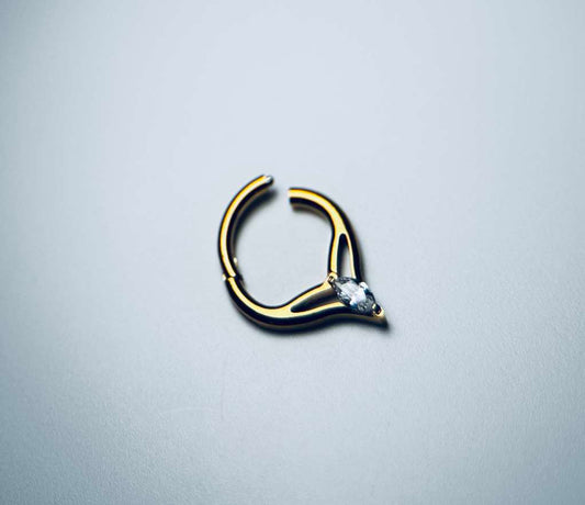 Anillo clicker de titanio con forma de lágrima de circonita cúbica con recubrimiento PVD dorado