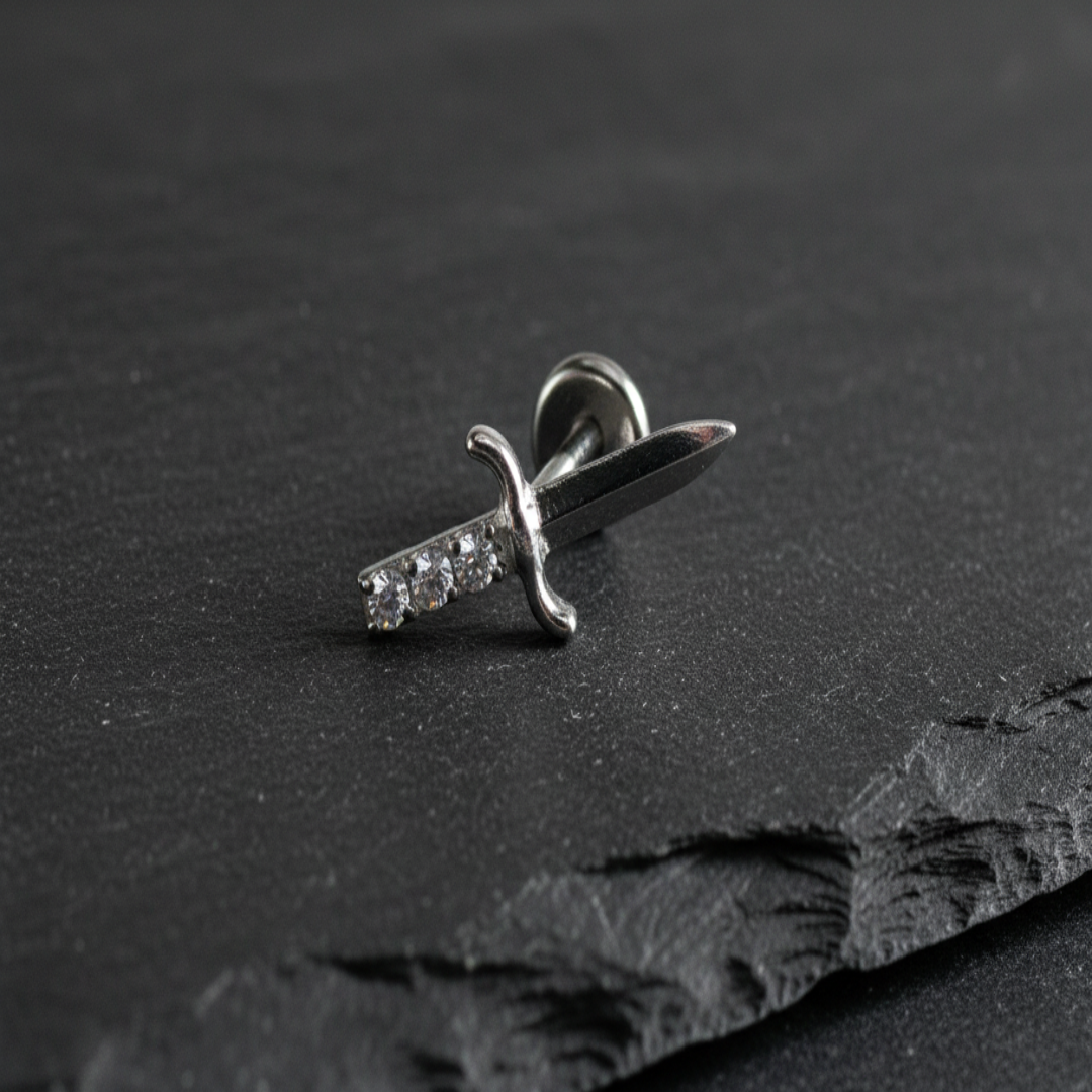 Labret en titane avec poignard CZ argenté