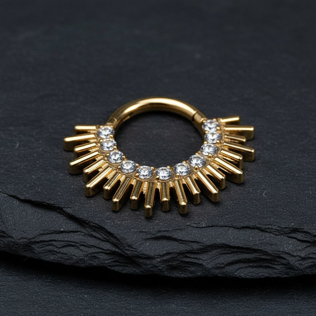 Anillo clicker de titanio chapado en oro PVD con rayos de sol y circonita cúbica