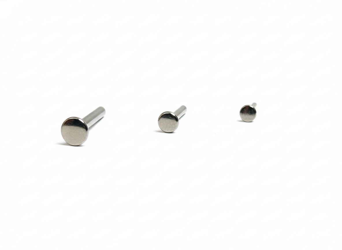 Labrets plats en titane à filetage interne (18G)