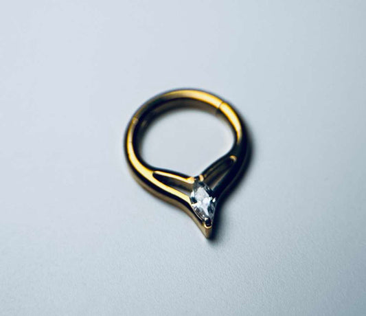 Anillo clicker de titanio con forma de lágrima de circonita cúbica con recubrimiento PVD dorado